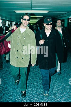 Besetzung der TV-Serie "Freunde" Ankunft am Flughafen Heathrow März 1998 Stockfoto