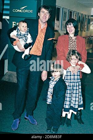 Jonathan Ross, Ehefrau Jane und Kinder Betty, Harvey und Baby Honey-Kinney, die 1997 in die USA reisen Stockfoto