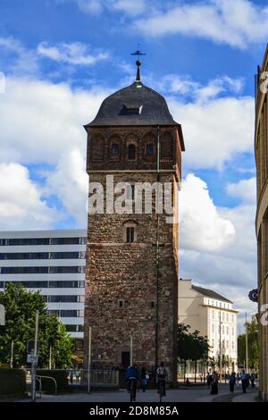 Chemnitz eines der berühmtesten Gebäude. Altes und altes Gebäude des Roten Turms (Roter Turm) mit Leuten, die herumlaufen. Stockfoto
