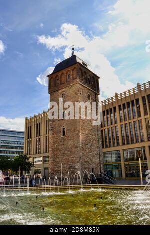 Chemnitz eines der berühmtesten Gebäude. Altes und altes Gebäude des Roten Turms (Roter Turm) mit Leuten, die herumlaufen. Stockfoto