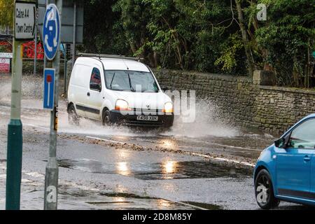 Chippenham, Wiltshire, Großbritannien. Oktober 2020. Da schwere Regenschauer viele Teile Großbritanniens betreffen, werden die Fahrer in Chippenham, Wiltshire, vor sehr starkem Regen gestellt. Quelle: Lynchpics/Alamy Live News Stockfoto