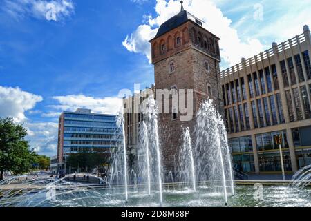 Chemnitz eines der berühmtesten Gebäude. Altes und altes Gebäude des Roten Turms (Roter Turm) mit Leuten, die herumlaufen. Stockfoto