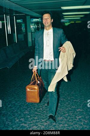 Der internationale Cricketspieler Imran Khan verlässt den Flughafen London Heathrow nach Pakistan November 1996 Stockfoto