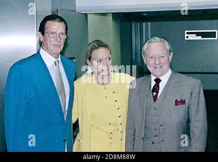 Schauspieler Roger Moore mit Freundin Kiki und Schauspielerkollege Richard Todd Stockfoto