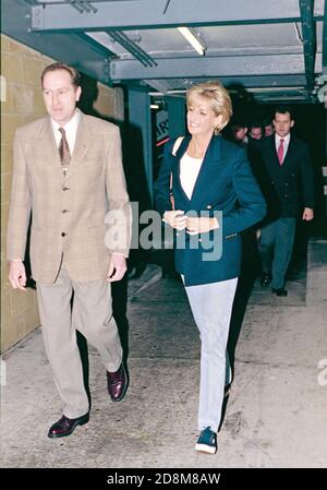 Prinzessin Diana verlässt den Flughafen London Heathrow nach Angola Januar 1997 Stockfoto