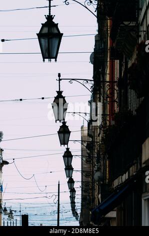 Reihe von Laternen und Bögen in Lissabon, Portugal Stockfoto