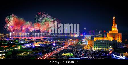 Ein schöner Panoramablick auf die Skyline von Doha KATAR während des nationalen Vortages. Stockfoto