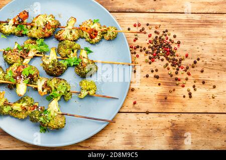 Gemüsekebab aus Brokkoli-Kohl.Gebratenen Kohl auf Holzspieße Stockfoto