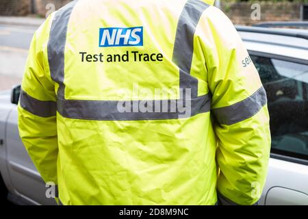 Person mit NHS-Test und Trace-Hi-vis-Jacke, die an der Prüfung und Verfolgung des Coronavirus Covid-19, England, Großbritannien, beteiligt ist Stockfoto