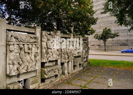 Straßenkunst in der Stadt Chemnitz. Kunst der Statuen in Chemnitzer Straßen auf Kopfsteinpflaster. Ostdeutschland Stockfoto