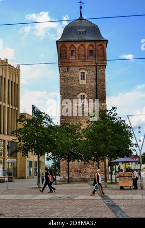 Chemnitz eines der berühmtesten Gebäude. Altes und altes Gebäude des Roten Turms (Roter Turm) mit Leuten, die herumlaufen. Stockfoto