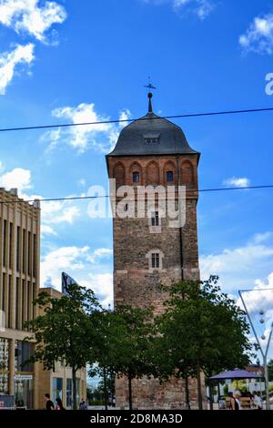 Chemnitz eines der berühmtesten Gebäude. Altes und altes Gebäude des Roten Turms (Roter Turm) mit Leuten, die herumlaufen. Stockfoto