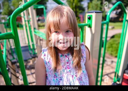 Ein Porträt von trisomie 21 Kind Mädchen draußen Spaß haben Auf einem Park Stockfoto