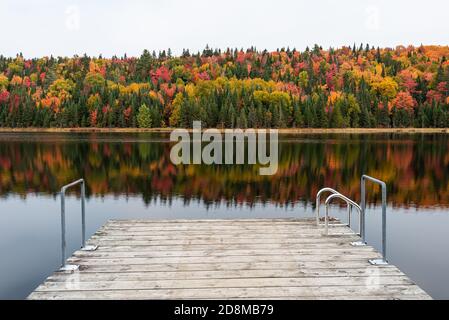 Der Modène See mit seinem Kai und Herbstfarben im La Mauricie Nationalpark, Quebec, Kanada. Stockfoto