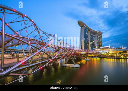 Singapur - 6. Februar 2020: Skyline von singapur an der Marina Bay mit dem berühmten Wahrzeichen singapurs: Sands, Helix und Kunstwissenschaftliches Museum Stockfoto