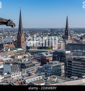 Blick nach Osten von der St. Nikolai Gedenkstätte in Hamburg, zeigt die St. Peter Kirche (links) und die St. Jacobi Kirche (rechts). Stockfoto