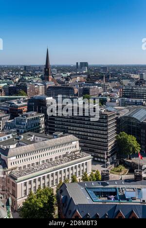 Blick nach Osten vom St. Nikolai Denkmal in Hamburg, zeigt St. Jacobi Kirche, einfacher geformter Kirchturm. Stockfoto