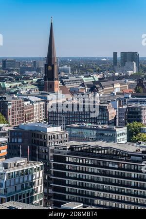 Blick nach Osten vom St. Nikolai Denkmal in Hamburg, zeigt St. Jacobi Kirche, einfacher geformter Kirchturm. Stockfoto
