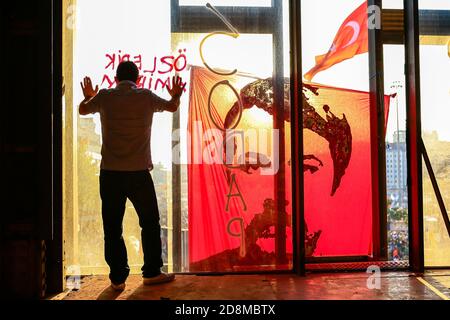 Menschen sind auf dem Taksim-Platz, um gegen den Abriss des Taksim Gezi Parks in Istanbul, Türkei, zu protestieren. Proteste entwickelten sich zu regierungsfeindlichen Demonstrationen Stockfoto