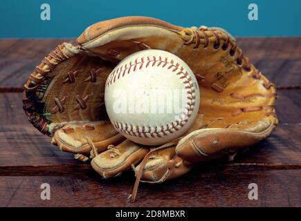 Softball in braunem Baseballhandschuh aus Leder. Stockfoto