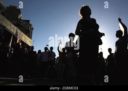 Menschen sind auf dem Taksim-Platz, um gegen den Abriss des Taksim Gezi Parks in Istanbul, Türkei, zu protestieren. Proteste entwickelten sich zu regierungsfeindlichen Demonstrationen Stockfoto