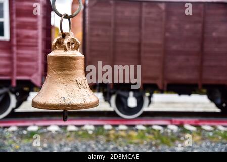Bronzeglocke am Bahnhof in Nischni Nowgorod , die Glocke wird verwendet, um das Signal zu sagen, um den Zug zu entlassen, Vintage russischen Zug Hintergrund. Stockfoto