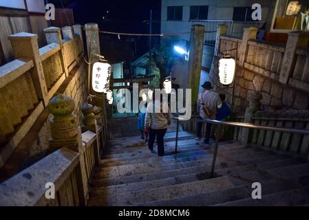 Bunte Nachtstraße in Japan. Nachtleben in einem Viertel voller Bars, Restaurants und Nachtclubs in der Nähe des Bahnhofs Kyoto. Laterne Nachtlichter Stockfoto