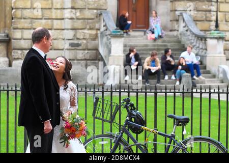 Ehe - eine Braut lächelt an ihrem Hochzeitstag in Oxford, Großbritannien Stockfoto