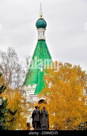 Statue des Prinzen Georg Wsevolodowitsch und des Heiligen Simon von Susdal, der Gründer von Nischni Nowgorod auf dem Kremlgelände. Nischni Nowgorod, Russland. Stockfoto