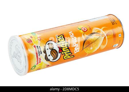 Ukraine, Kiew - Oktober 20. 2020: Pringles Chips Verpackung auf weißem Hintergrund. Isolierte Verpackung für Katalog. Datei enthält Beschneidungspfad. Stockfoto