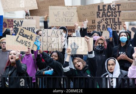 BIRMINGHAM, GROSSBRITANNIEN - 04. Jun 2020: Birmingham, Großbritannien, 4. Juni 2020. Tausende protestieren auf dem Victoria Square in Solidarität mit Stockfoto