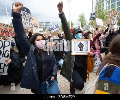 BIRMINGHAM, GROSSBRITANNIEN - 04. Jun 2020: Birmingham, Großbritannien, 4. Juni 2020. Tausende protestieren auf dem Victoria Square in Solidarität mit Stockfoto