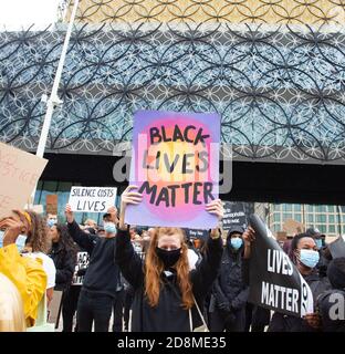 BIRMINGHAM, GROSSBRITANNIEN - 04. Jun 2020: Birmingham, Großbritannien, 4. Juni 2020. Tausende protestieren auf dem Victoria Square in Solidarität mit Stockfoto