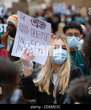 BIRMINGHAM, GROSSBRITANNIEN - 04. Jun 2020: Birmingham, Großbritannien, 4. Juni 2020. Tausende protestieren auf dem Victoria Square in Solidarität mit Stockfoto