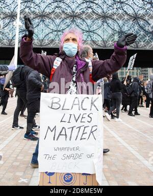 BIRMINGHAM, GROSSBRITANNIEN - 04. Jun 2020: Birmingham, Großbritannien, 4. Juni 2020. Tausende protestieren auf dem Victoria Square in Solidarität mit Stockfoto