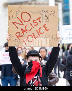 BIRMINGHAM, GROSSBRITANNIEN - 04. Jun 2020: Birmingham, Großbritannien, 4. Juni 2020. Tausende protestieren auf dem Victoria Square in Solidarität mit Stockfoto