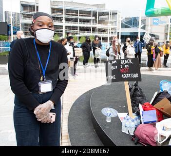 BIRMINGHAM, GROSSBRITANNIEN - 04. Jun 2020: Birmingham, Großbritannien, 4. Juni 2020. Tausende protestieren auf dem Victoria Square in Solidarität mit Stockfoto