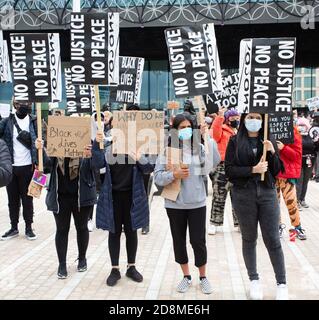 BIRMINGHAM, GROSSBRITANNIEN - 04. Jun 2020: Birmingham, Großbritannien, 4. Juni 2020. Tausende protestieren auf dem Victoria Square in Solidarität mit Stockfoto