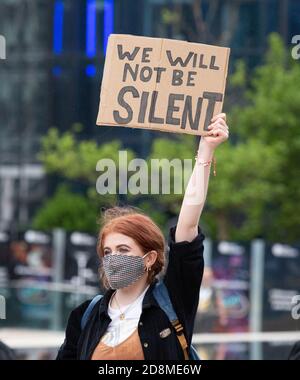 BIRMINGHAM, GROSSBRITANNIEN - 04. Jun 2020: Birmingham, Großbritannien, 4. Juni 2020. Tausende protestieren auf dem Victoria Square in Solidarität mit Stockfoto