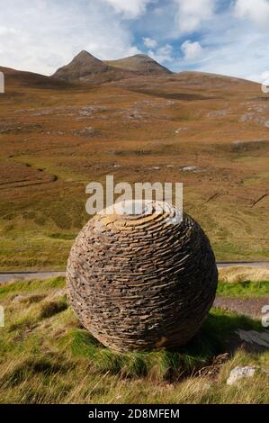 Knockan Crag ist international bekannt wegen einer wichtigen geologischen Eigenschaft, die ‘Moine Thrust’ genannt wird, die hier erstmals identifiziert wurde. Stockfoto