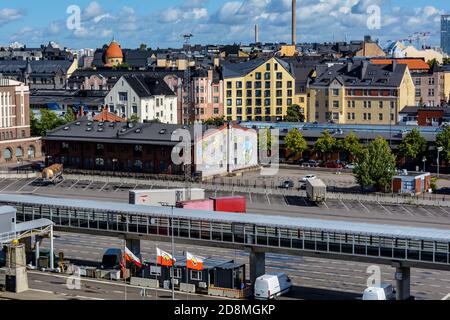 Helsinki Stadtbild von der Fähre mit lustigen Graffiti an der Wand und vielen schwarzen Stadtdächern, Finnland Stockfoto