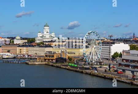 Stadtbild von Helsinki aus dem Wasser Stockfoto