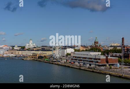 Das Stadtbild von Helsinki aus dem Wasser mit der weißen Kathedrale von Helsinki Stockfoto