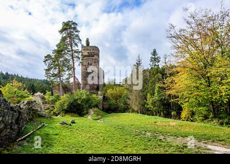 Gutstejn / Tschechische Republik - Oktober 10 2020: Blick auf eine Burgruine aus Stein mittelalterlichen gotischen Burg in der Landschaft. Gelbe und orange Bäume um. Stockfoto