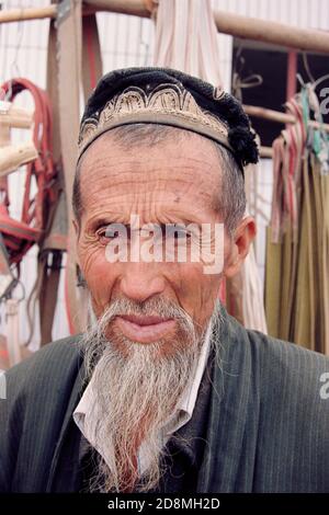 Uiguren Mann auf dem Kashgar Sonntagsmarkt, Xinjiang Region, China Stockfoto