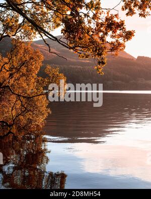 Atemberaubendes Landschaftsbild bei Sonnenaufgang mit Blick über Loweswater im See Bezirk in Richtung Low Fell und Grasmere mit bunten Himmel brechen Auf dem Berg Stockfoto
