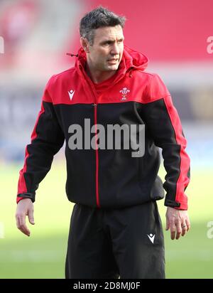 Wales Attack Coach Stephen Jones wacht vor dem Guinness Six Nations Spiel im Parc y Scarlets, Llanelli, über das Warm Up. Stockfoto