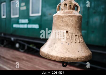 Bronzeglocke am Bahnhof in Nischni Nowgorod , die Glocke wird verwendet, um das Signal zu sagen, um den Zug zu entlassen, Vintage russischen Zug Hintergrund. Stockfoto