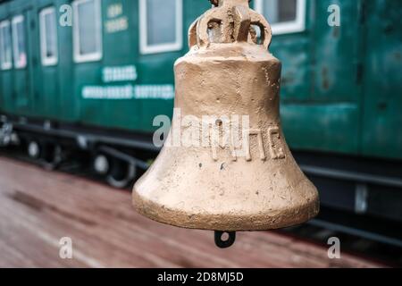 Bronzeglocke am Bahnhof in Nischni Nowgorod , die Glocke wird verwendet, um das Signal zu sagen, um den Zug zu entlassen, Vintage russischen Zug Hintergrund. Stockfoto