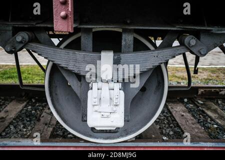 Schwarze Räder einer alten russischen Lokomotive auf den Schienen Nahaufnahme. Stockfoto
